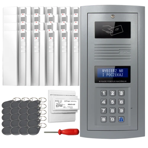 Zestaw domofonowy cyfrowy składający się z panelu z klawiaturą numeryczną, wyświetlaczem oraz czytnikiem kart zbliżeniowych, a także kilku breloków i śrubokręta. W tle widoczne są elementy montażowe i instrukcje.