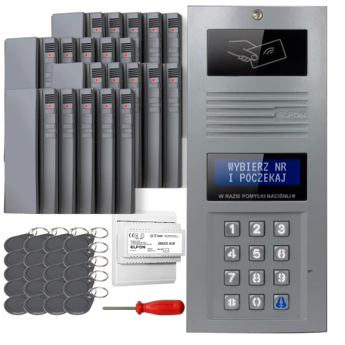 Zestaw domofonowy cyfrowy składający się z panelu z klawiaturą numeryczną, wyświetlaczem i czytnikiem kart zbliżeniowych, a także kilku breloków, śrubokręta i modułu zasilającego. W tle widoczne są dodatkowe panele domofonowe.