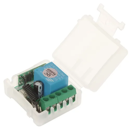 Przedstawiony jest moduł elektroniczny w przezroczystej plastikowej obudowie z otwartą pokrywą. Wewnątrz widoczne są zielone złącza śrubowe oraz niebieski przekaźnik.