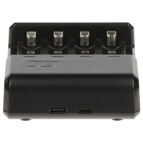 Na zdjęciu znajduje się czarna ładowarka z czterema slotami na baterie, widziana z przodu. Na dolnej części urządzenia znajdują się dwa porty USB.