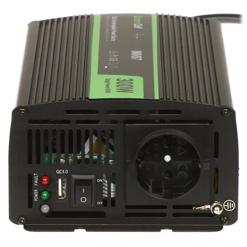 Na zdjęciu znajduje się czarny zasilacz z zielonymi elementami, posiadający gniazdo elektryczne oraz port USB. Widoczne są również przyciski i wskaźniki LED na przednim panelu urządzenia.