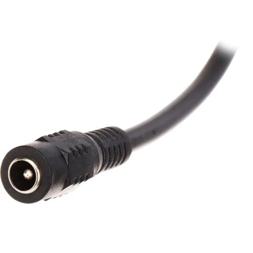 Na zdjęciu znajduje się czarne złącze zasilania z widocznym gniazdem na końcu przewodu. Przewód jest lekko zakrzywiony, a tło jest białe.